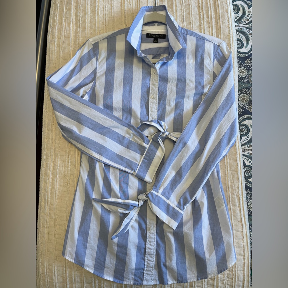Banana Republic Riley Button-Down Shirt Blue & White Stripe w/ Tie Cuff (Size 8)